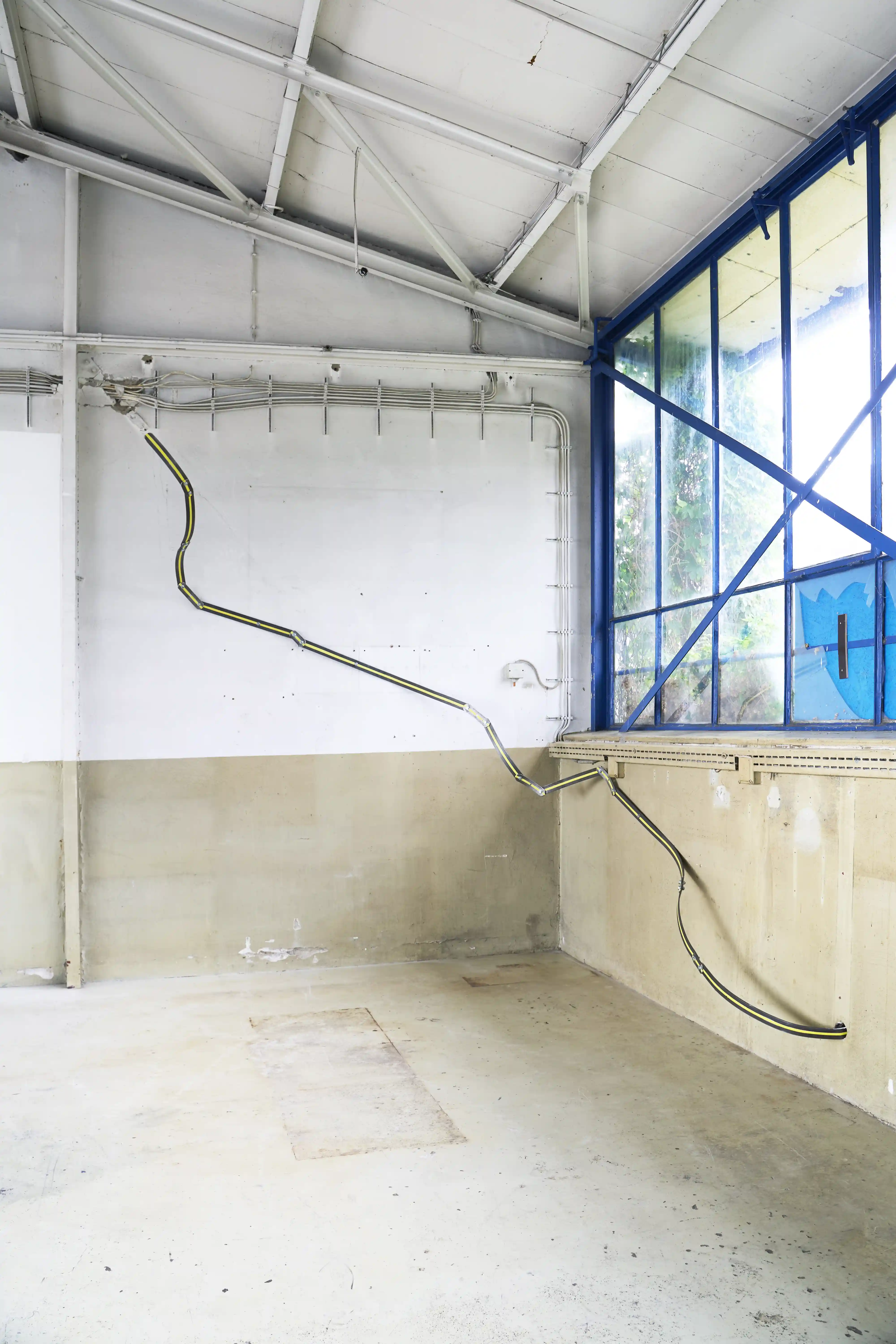 Ausstellungsansicht der Arbeit Yellow Line Irene Pérez Hernández, Sept., 2024